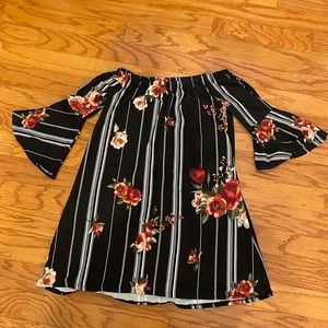 Amelia James bell-sleeve shoulder dress